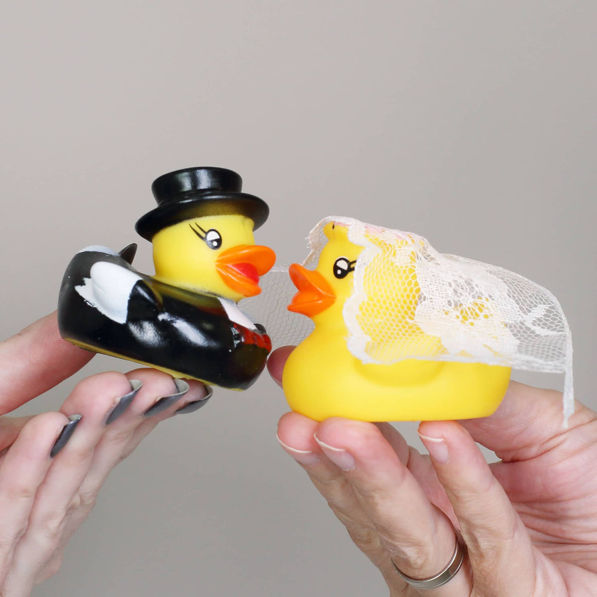 Lustige Quietsche-Enten im Brautpaar-Look – Hochzeitsgeschenk –