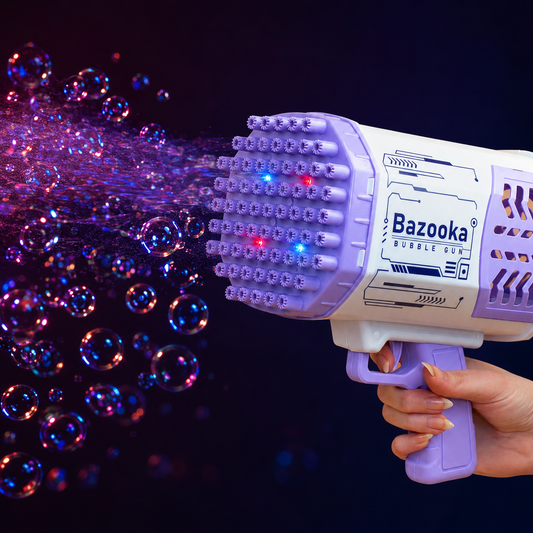 Seifenblasenmaschine Bubble Gun Bazooka mit LED in der Hand und vielen Seifenblasen auf dunklem Hintergrund