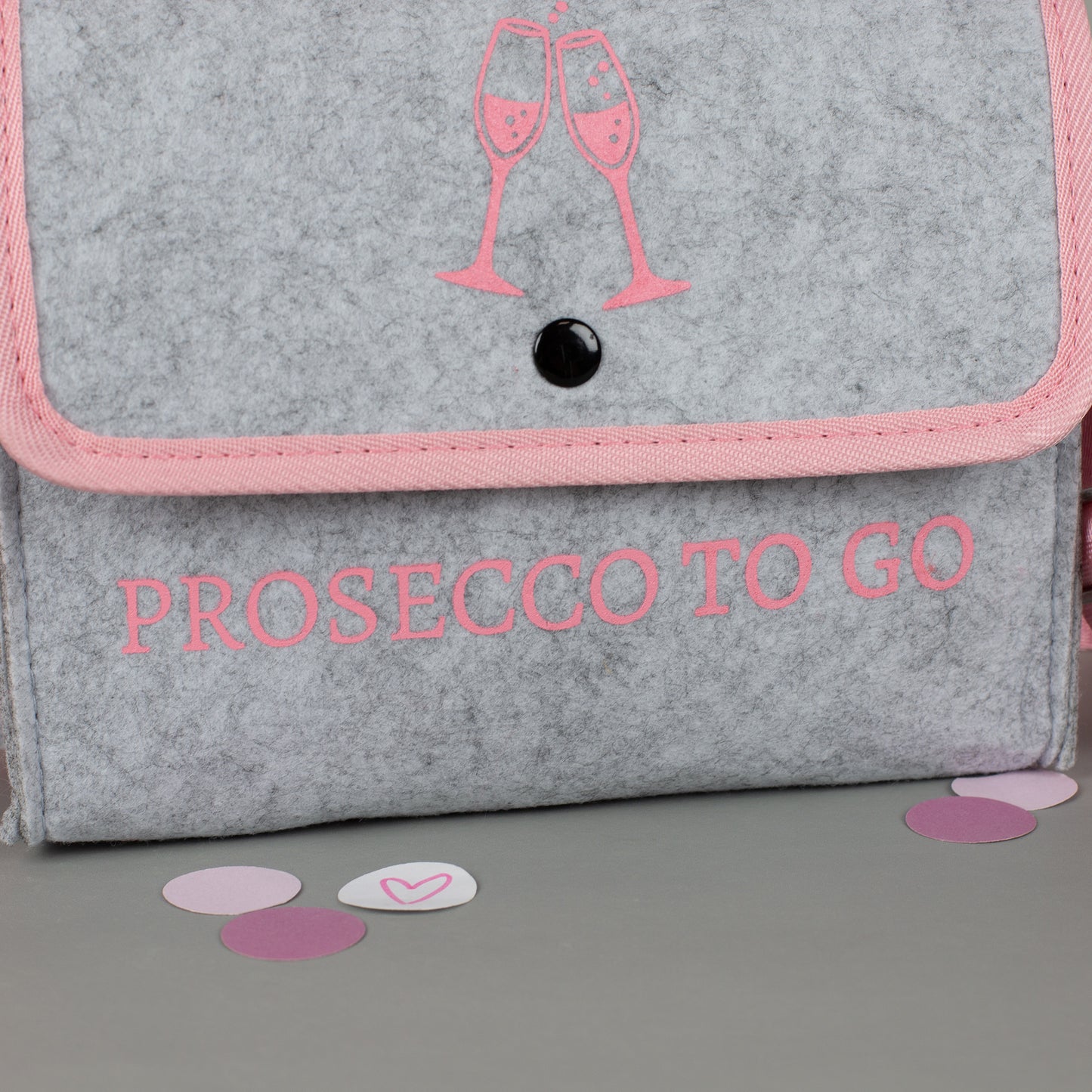 Detailansicht Aufdruck „Prosecco to go“ auf hellgrauer Filztasche