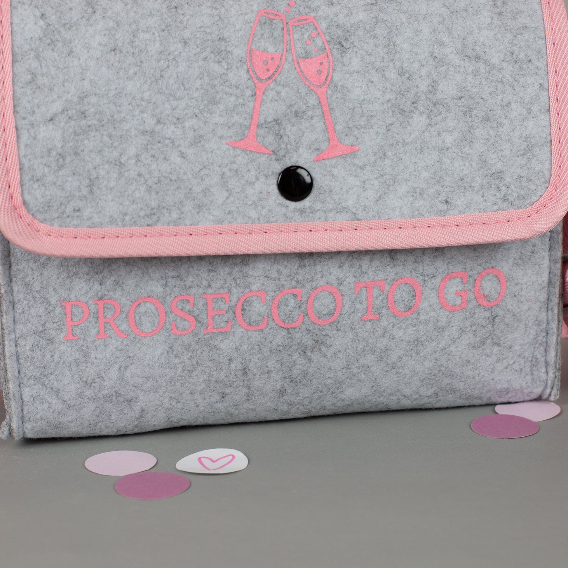 Detailansicht Aufdruck „Prosecco to go“ auf hellgrauer Filztasche