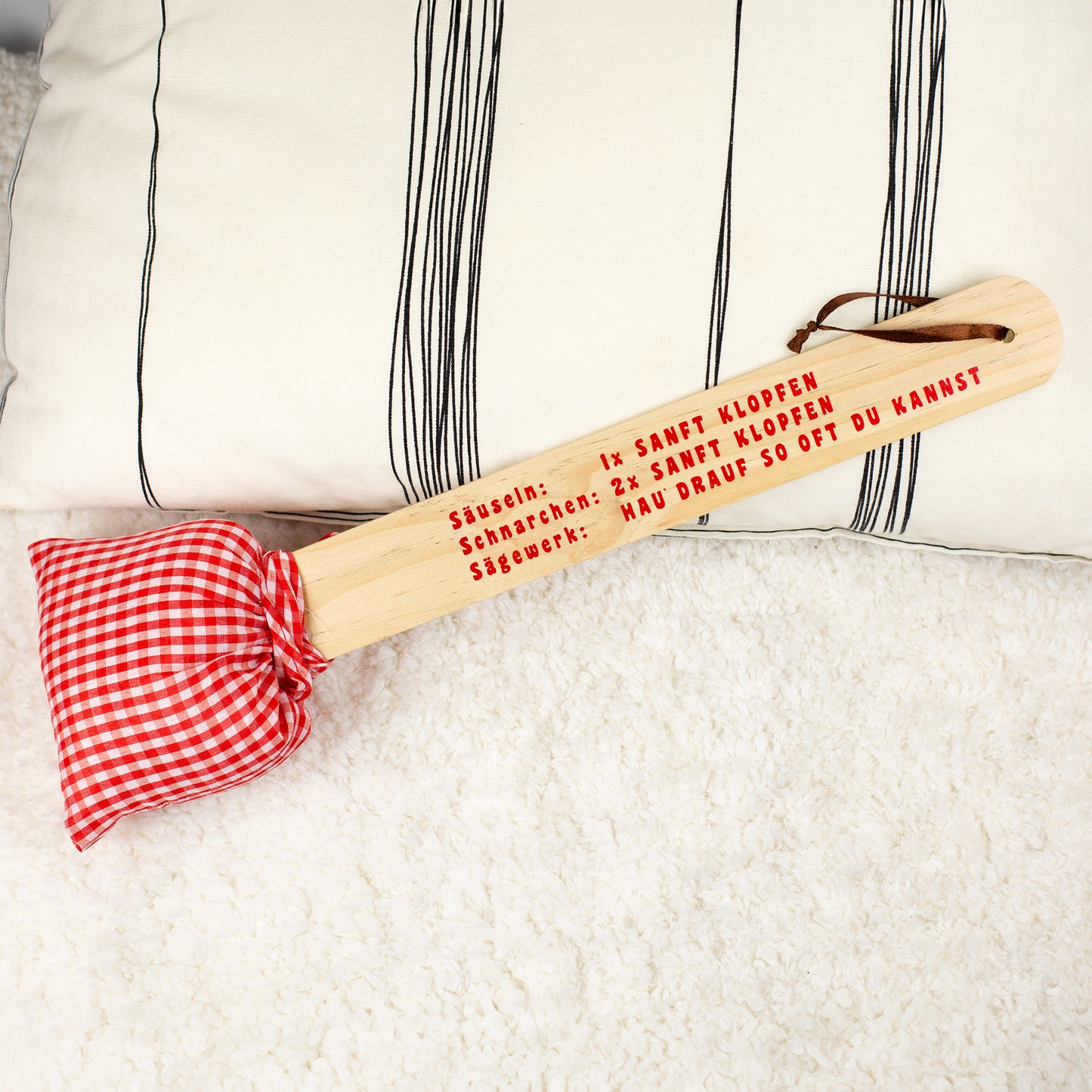 Schnarch-Klopper von oben mit vollständigem Aufdruck der humorvollen Anleitung für Säuseln, Schnarchen und Sägewerk