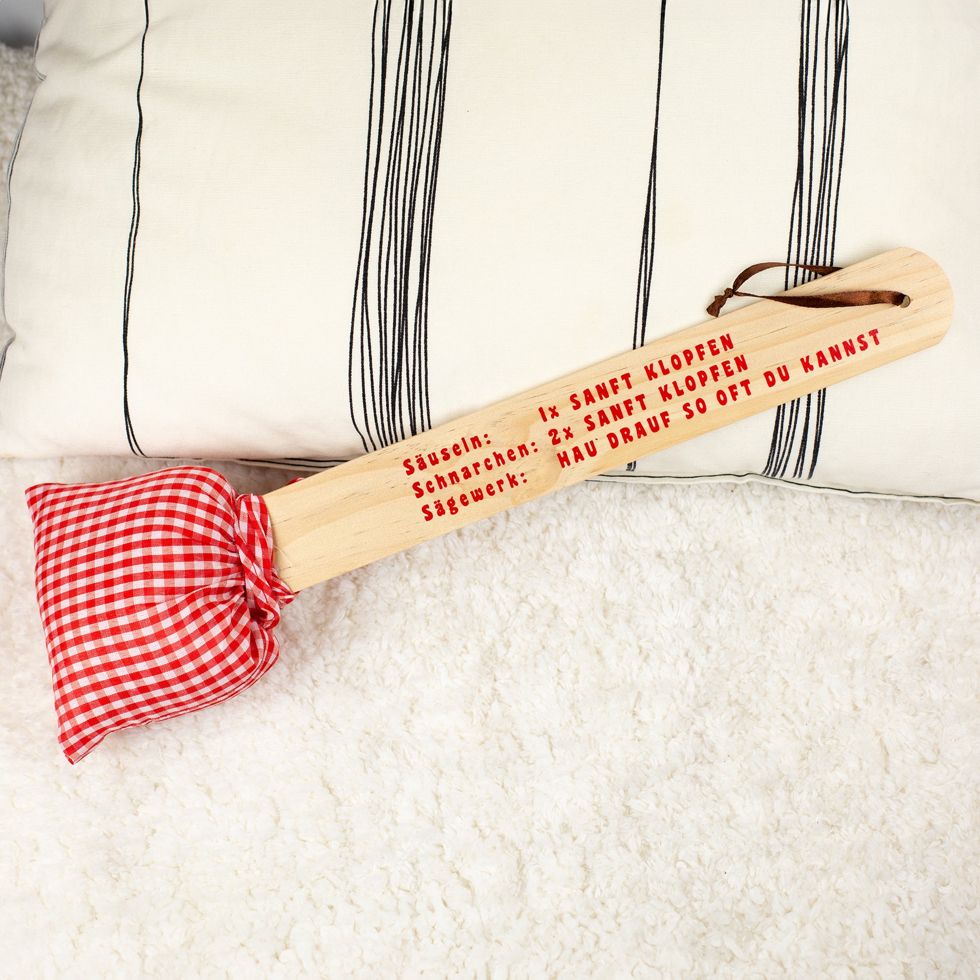 Schnarch-Klopper von oben mit vollständigem Aufdruck der humorvollen Anleitung für Säuseln, Schnarchen und Sägewerk