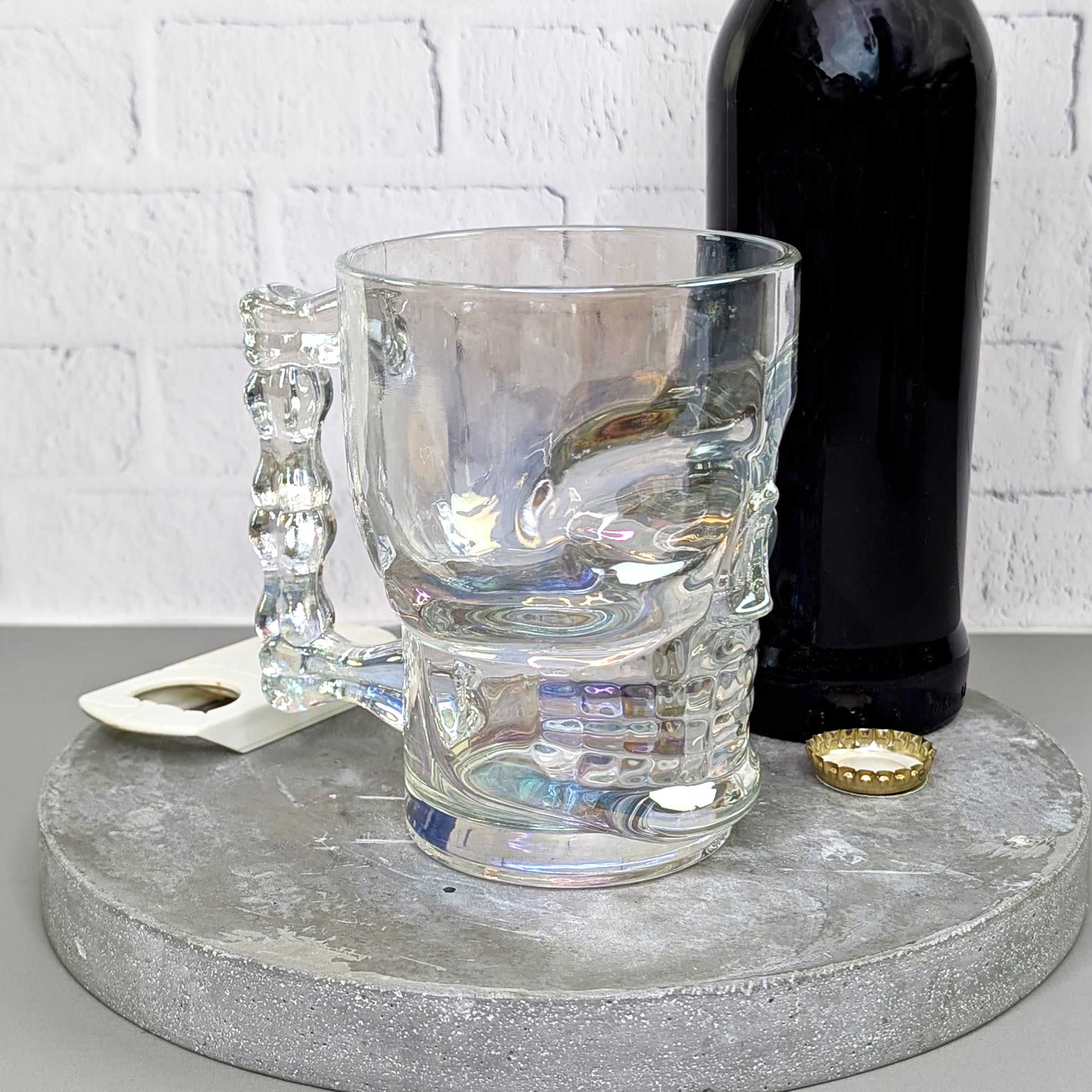 Seitliche Ansicht des Totenkopfglases mit Griff in Knochenform