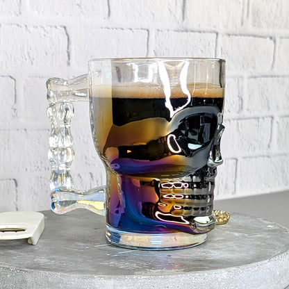 Seitliche Ansicht des gefüllten Glases mit sichtbarem Totenkopf-Relief und irisierendem Effekt