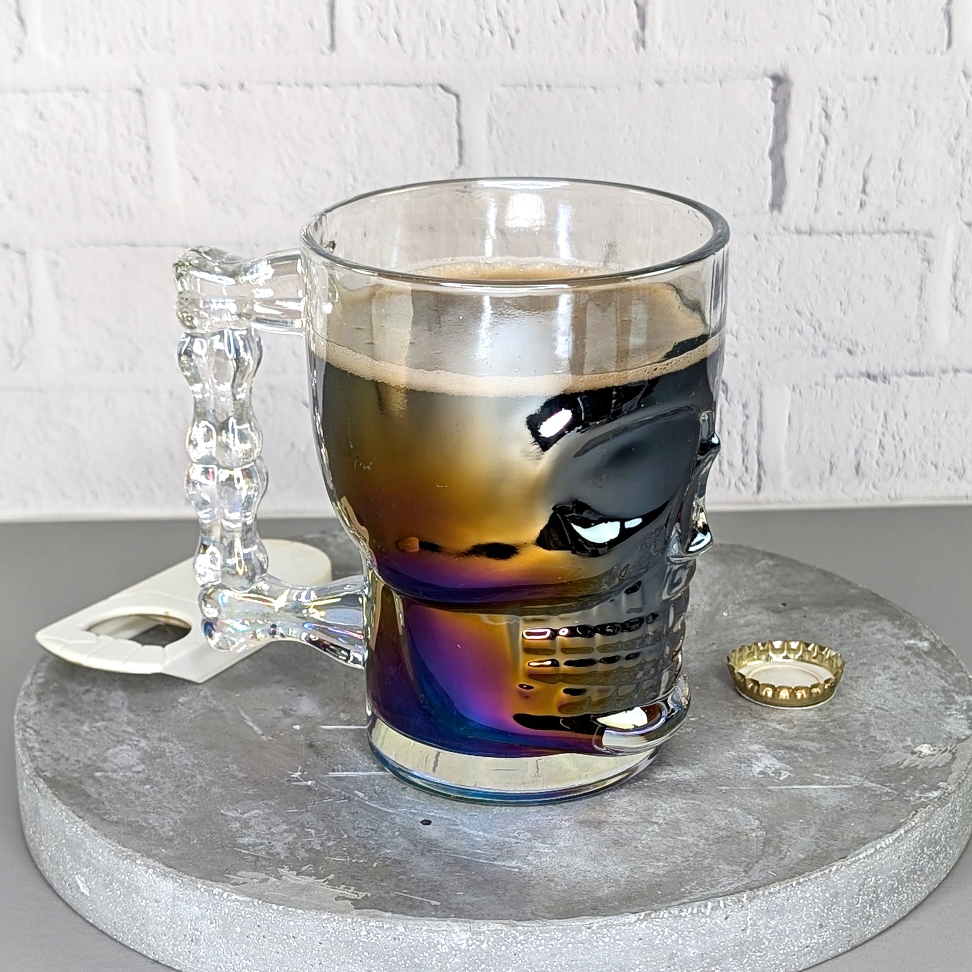 Ansicht des Totenkopfglases mit Bier von der Rückseite des Griffs mit irisierendem Effekt