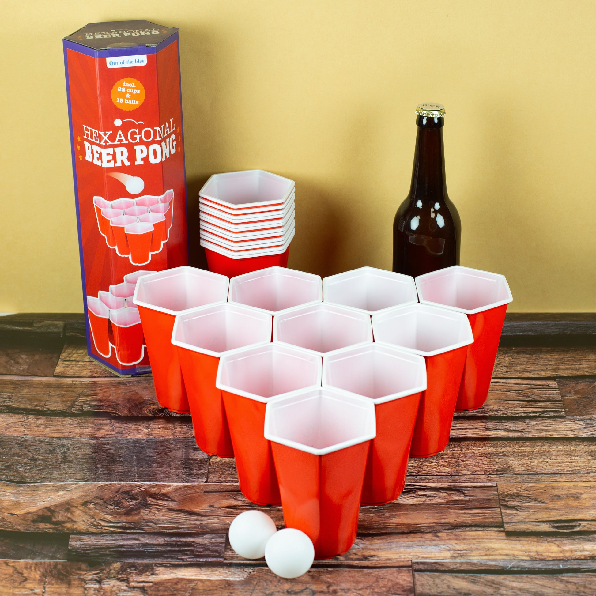Hexagon Beer Pong Trinkspiel mit 22 roten Kunststoffbechern und 15 weißen Bällen, aufgebaut auf Tisch