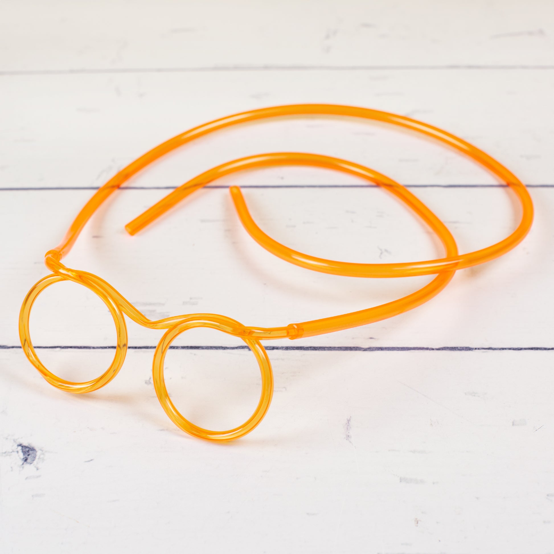 Orange Trinkschlauch-Brille – aufgelegt mit sichtbarem Schlauchverlauf