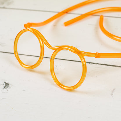 Detailansicht Trinkschlauch-Brille – runde Brillenform und Trinkschlauch aus TPU