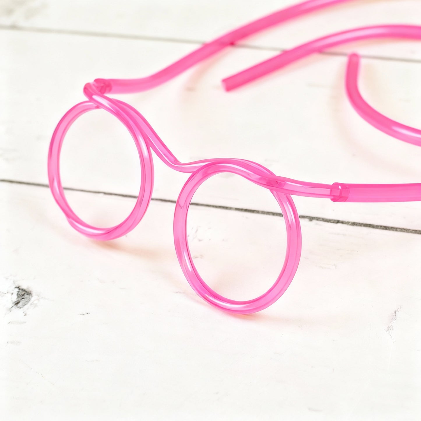 Pinke Trinkschlauch-Brille – Detailansicht der lebensmittelechten Party-Trinkbrille aus TPU
