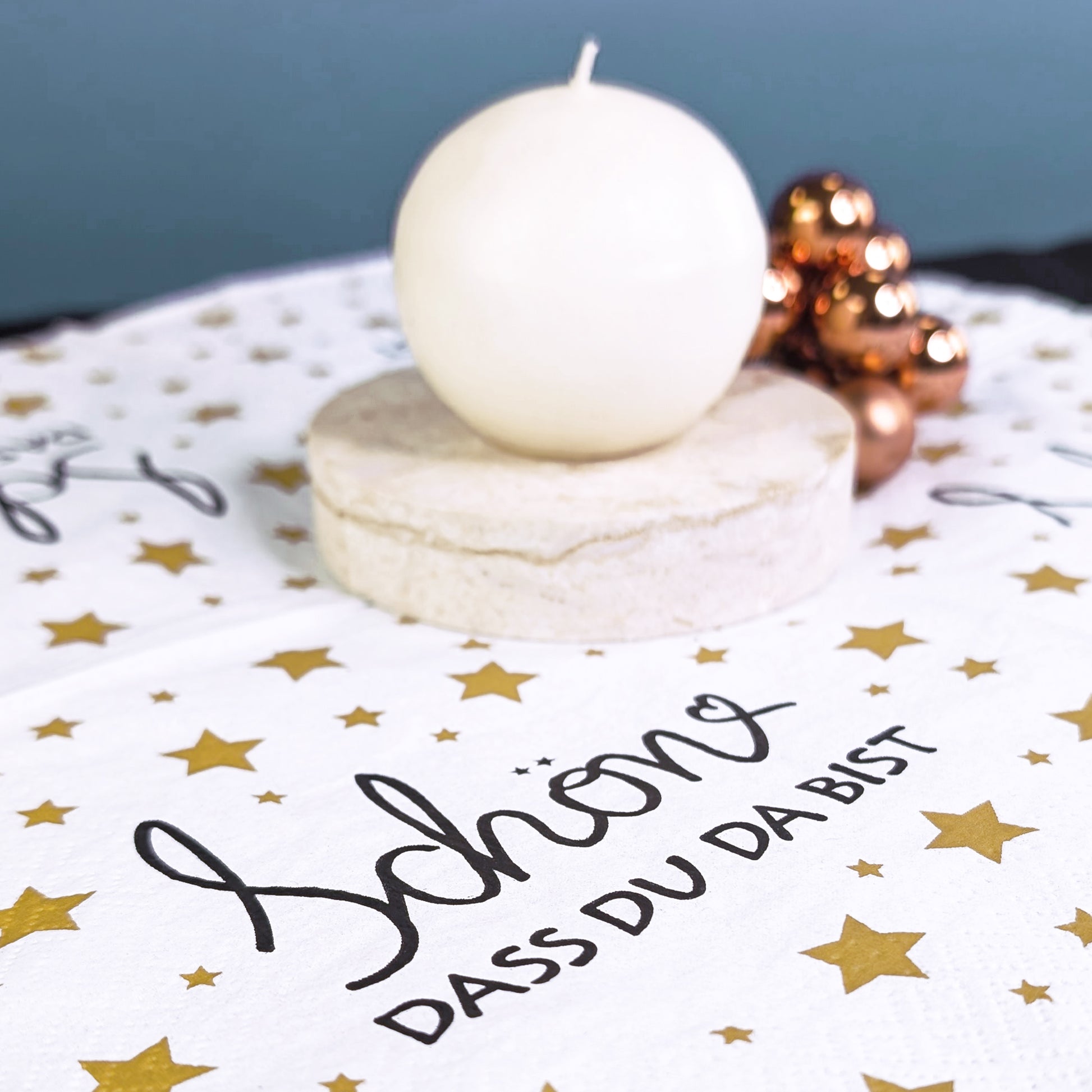 Detailansicht der Servietten mit Sternendesign und Schriftzug in eleganter Schrift.