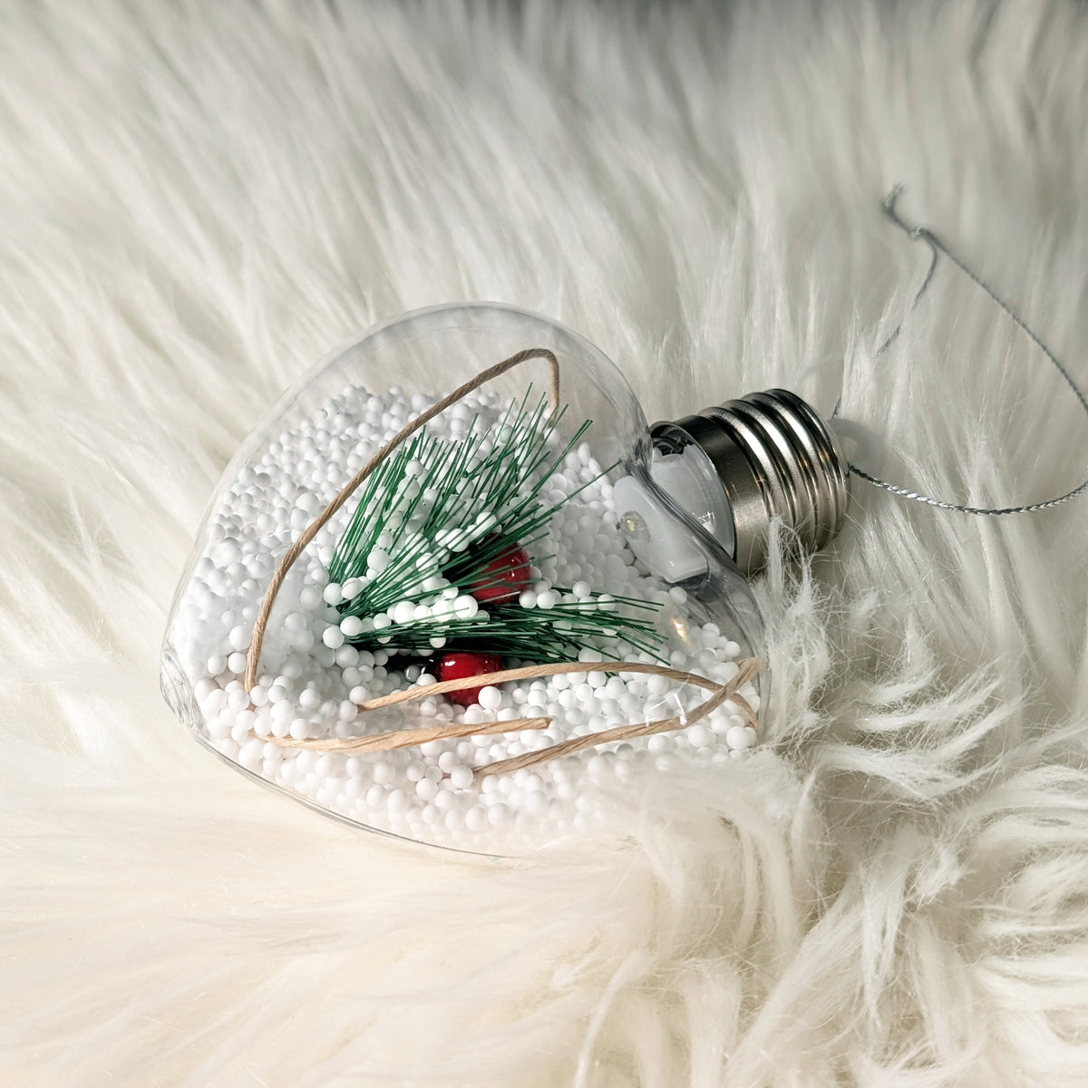 LED Weihnachtskugeln mit Schnee und Zweig in 3 Formen –