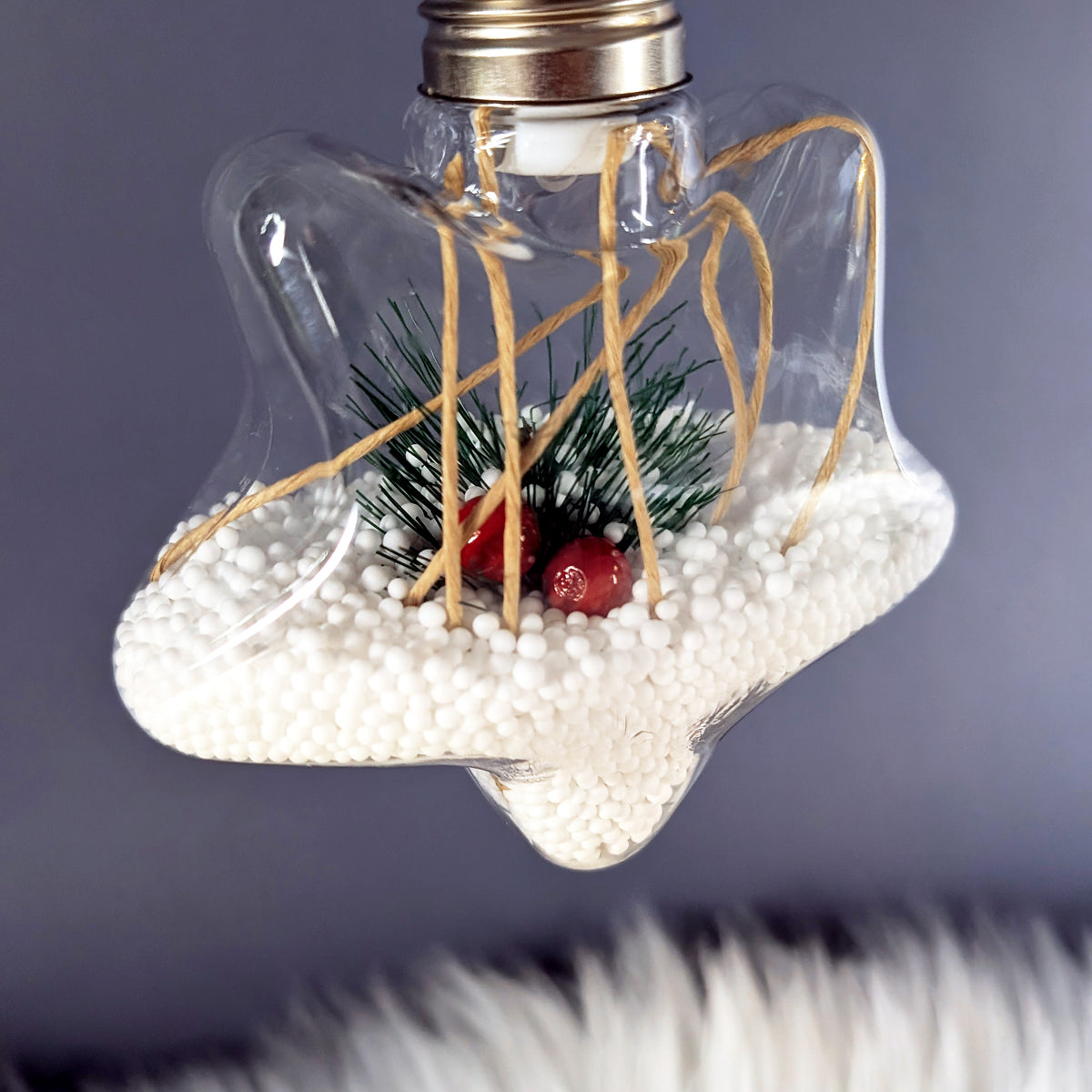 LED Weihnachtskugeln mit Schnee und Zweig in 3 Formen –