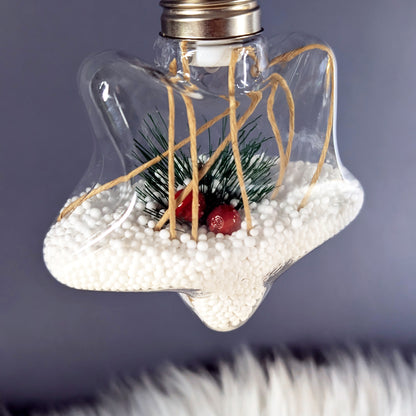 Sternförmige LED-Weihnachtskugel mit Tannenzweig, roten Beeren und warmem Licht.