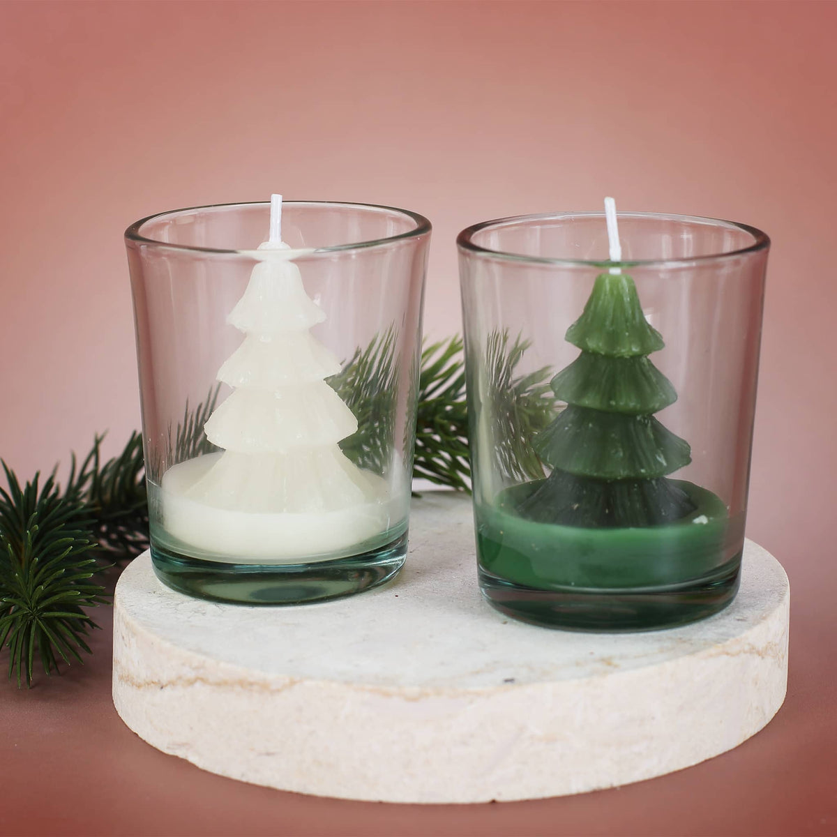 Kerze im Glas – Weihnachtsbaum-Form in Grün oder Weiß –