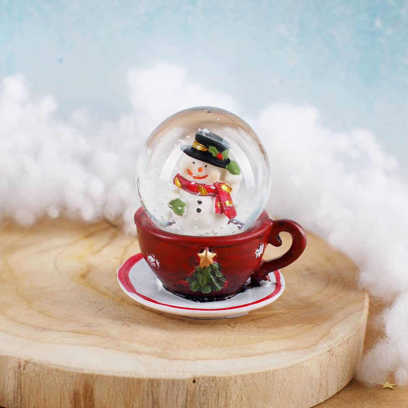 Schneekugel Schneemann auf roter Tasse