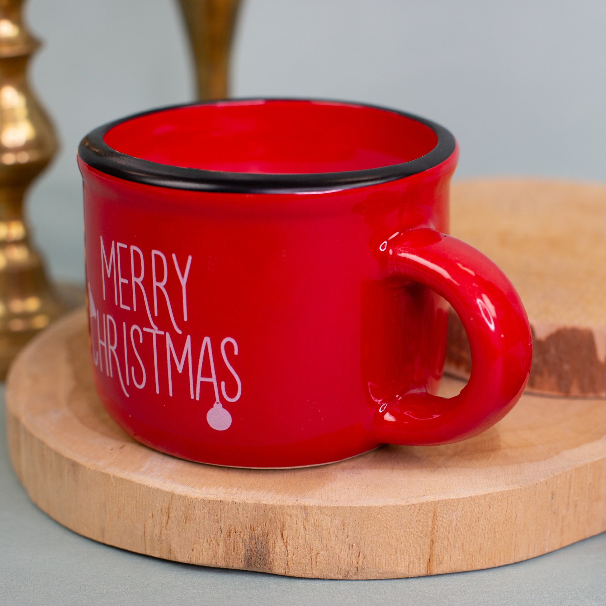 Henkelseite der roten Dolomitetasse Merry Christmas