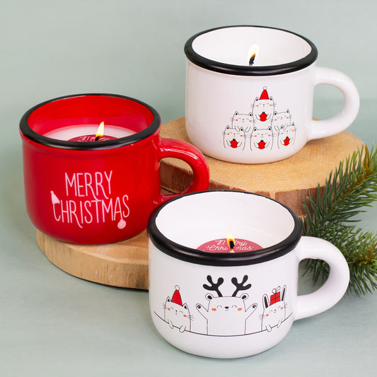 Drei Weihnachtskerzen in Dolomitetassen in Rot und Weiß mit weihnachtlichen Motiven auf Holzuntergrund