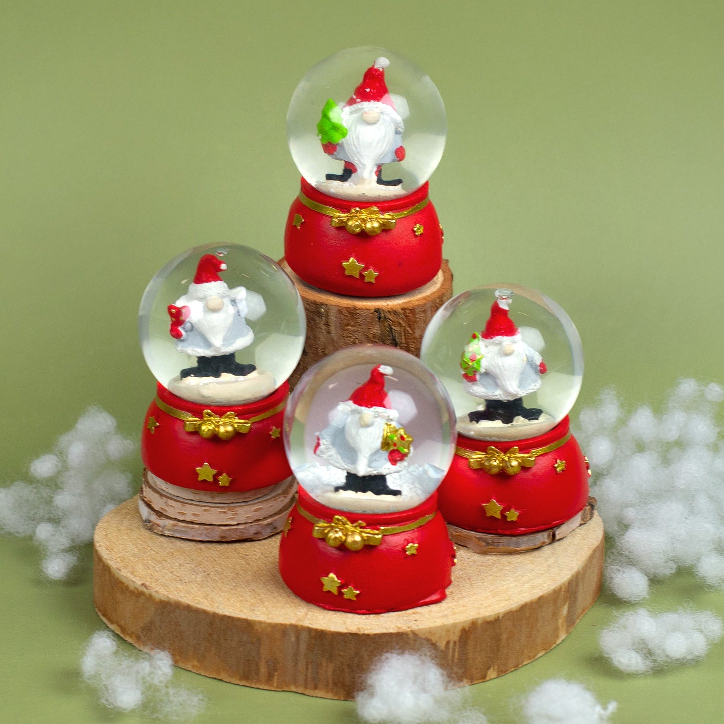 Vier Mini-Schneekugeln mit Weihnachtswichteln in Rot-Gold, jede mit anderem Motiv – Herz, Stern, geschmückter und ungeschmückter Tannenbaum