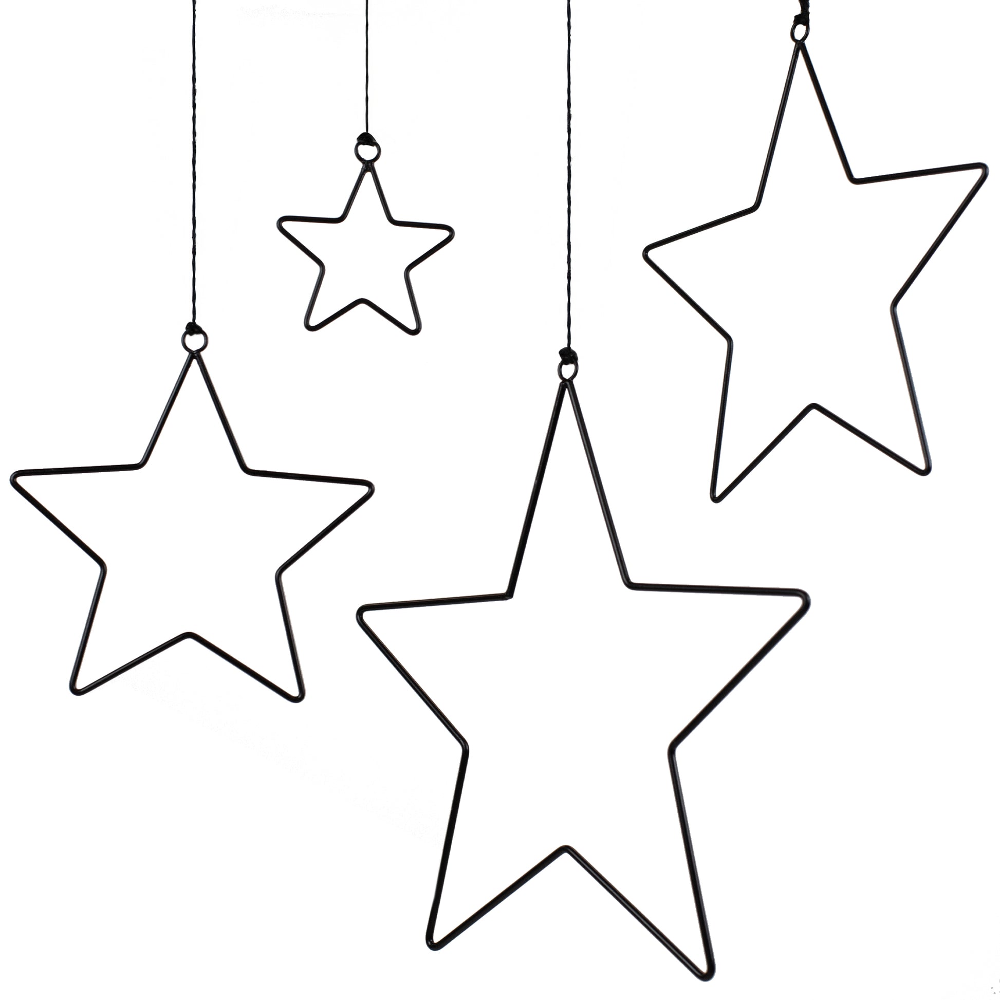 Vier schwarze Metallsterne in unterschiedlichen Größen hängen an feinen Schnüren vor weißem Hintergrund. Die minimalistischen Sternrahmen wirken elegant und leicht.