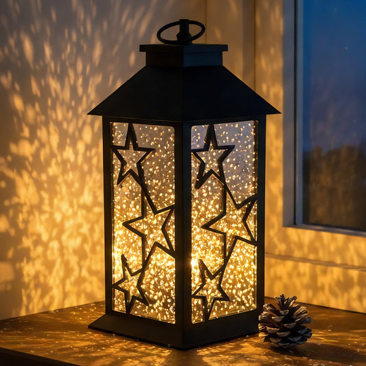 Leuchtende LED-Laterne mit funkelndem Sternenmuster im Dunkeln mit Lichteffekt mit Tannenzapfen