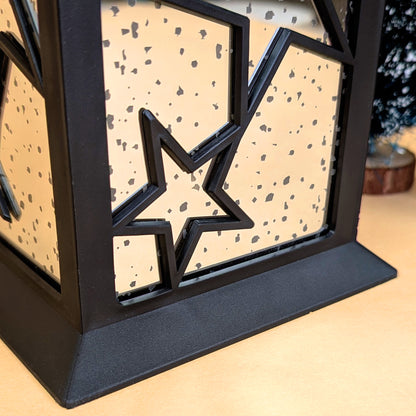 Detailbild der Sternenverzierung und gespiegelt glänzenden Außenwände