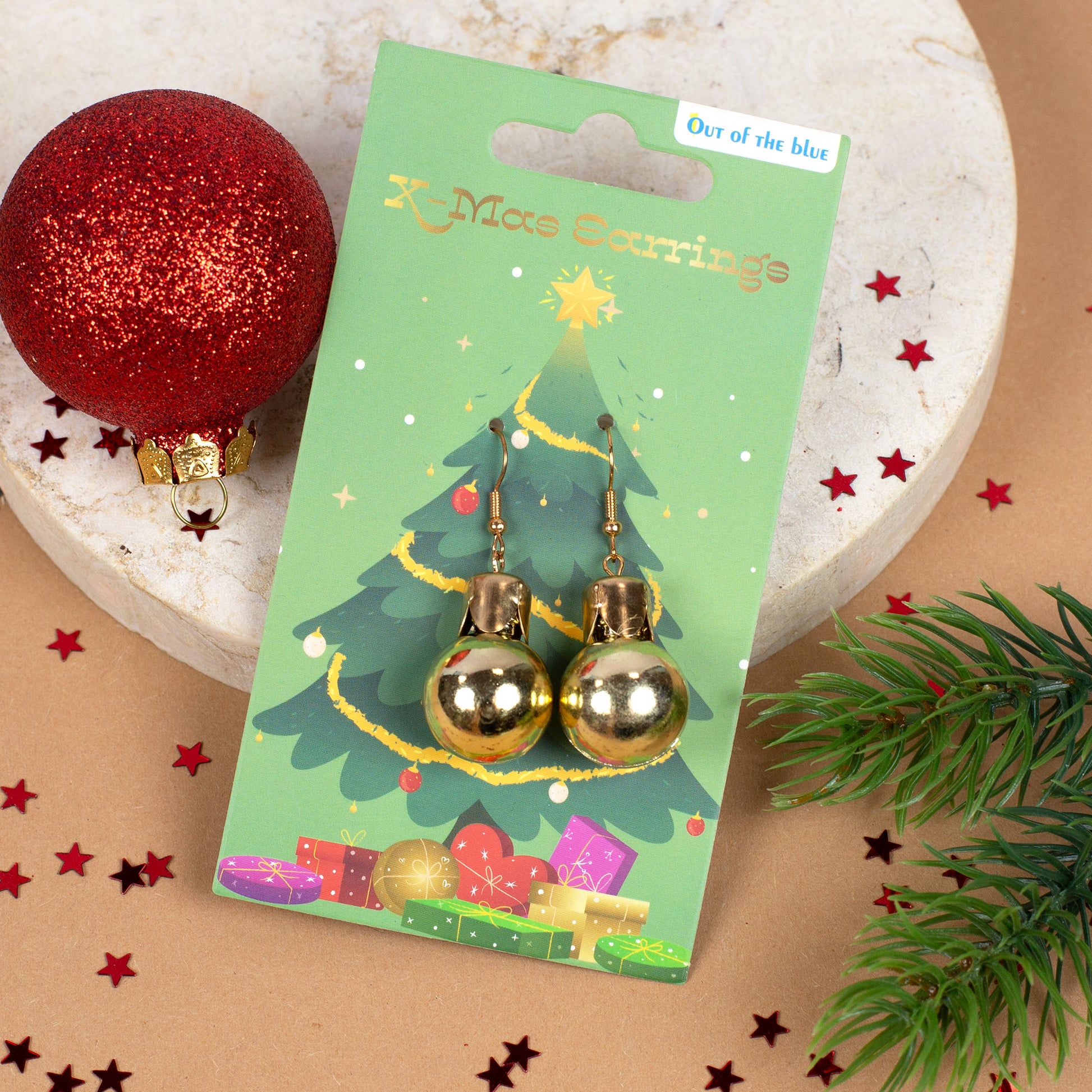 Goldene Weihnachtskugel-Ohrringe auf festlicher Geschenk-Karte mit Weihnachtsbaum