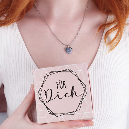 Herz-Halskette mit Gravur und Geschenkbox zur Geburt mit Namen, Geburtsdatum und Fußabdrücken