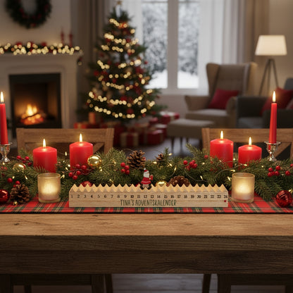 Holz-Adventskalender mit Aufdruck „Tina’s Adventskalender“ und Weihnachtsmann-Figur auf einem Tisch in einem weihnachtlich dekorierten Raum