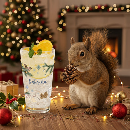 Personalisierbares Leonardo-Glas mit Weihnachtsmotiv, daneben ein Eichhörnchen - Hintergrund weihnachtlich dekoriert