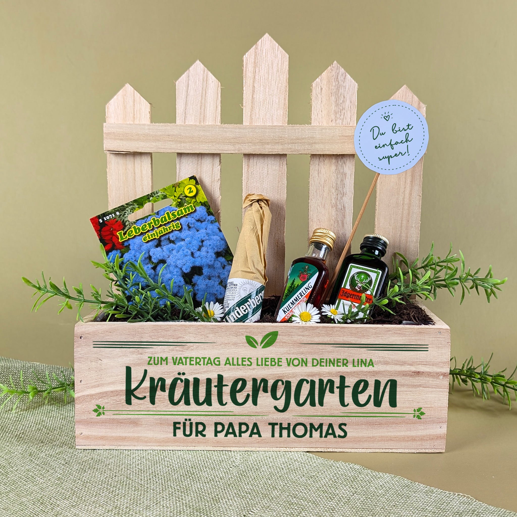 Geschenkset „Kräutergarten für Männer“ mit Pflanzkiste, Likören und Pflanzerde – frontal fotografiert mit Wunschtext