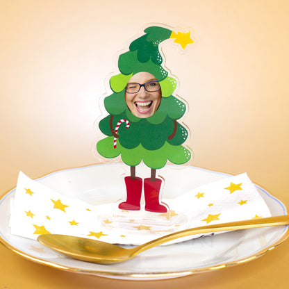 Lustiger personalisierter Weihnachtsbaum-Aufsteller aus Acryl als Platzschild auf festlich gedecktem Teller