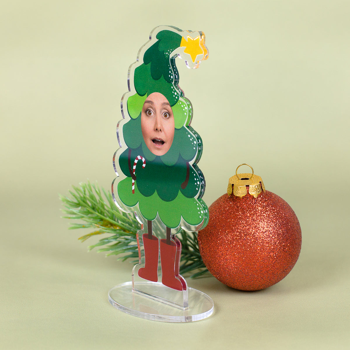 Personalisierter Acryl-Aufsteller als Weihnachtsbaum mit Foto-Gesicht, roter Weihnachtskugel und Tannenzweig
