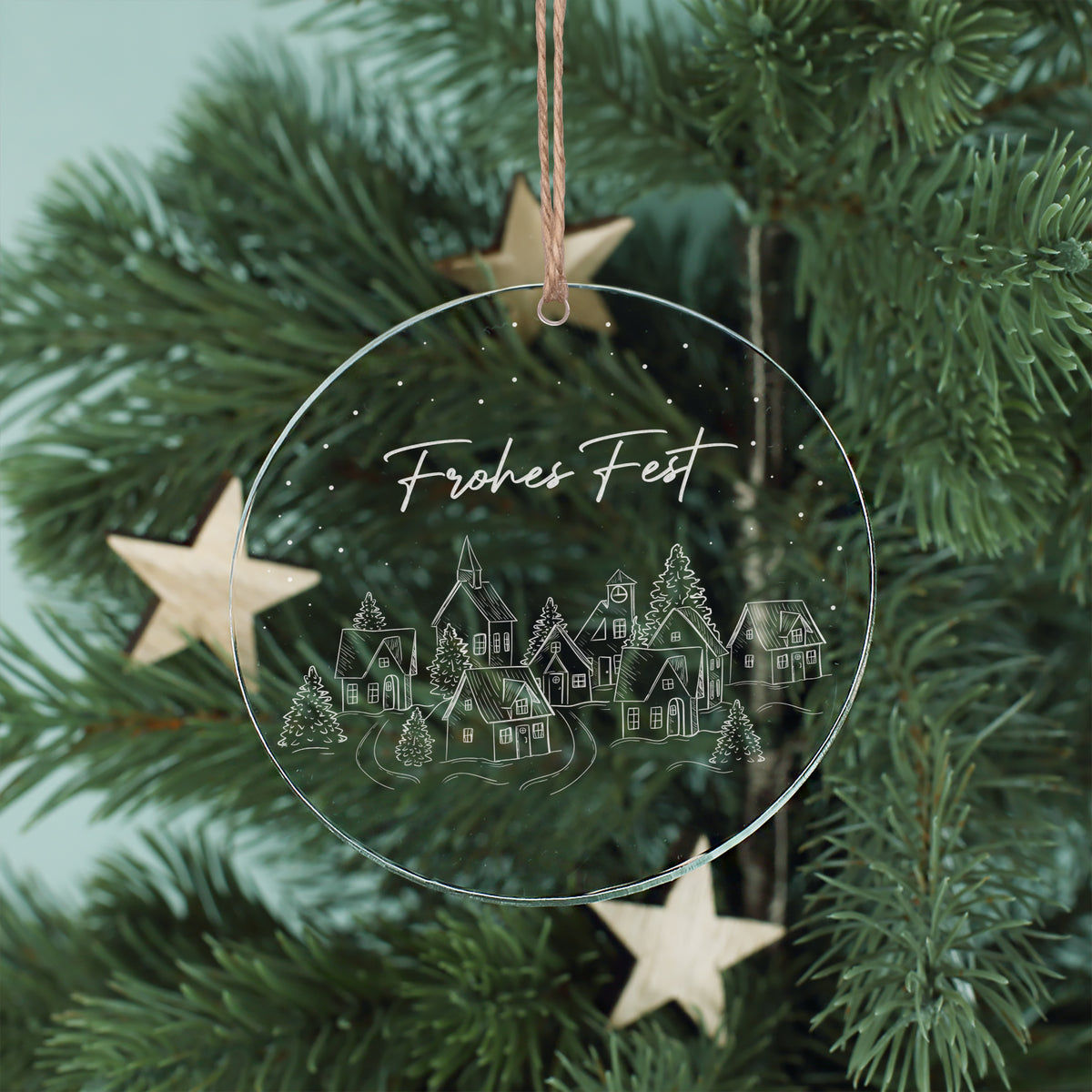 Transparenter Acryl Weihnachtsbaumanhänger mit „Frohes Fest“, Winterdorf Motiv und Juteband am Tannenbaum