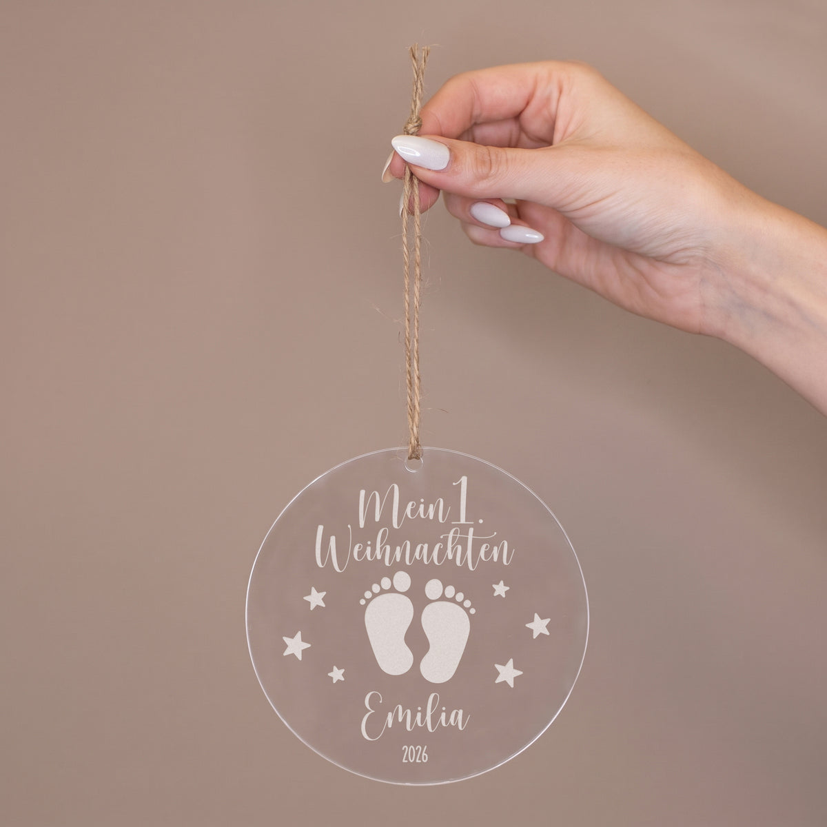 Personalisierter Christbaumschmuck „Mein 1. Weihnachten“ mit Babyfüßen, Name und Juteband