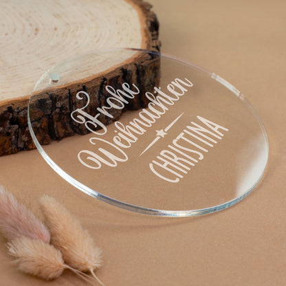 Schräg fotografierter Acryl Weihnachtsanhänger mit Frohe Weihnachten Schriftzug und Name Christina