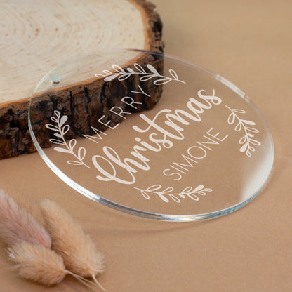 Seitliche Detailansicht des runden Acryl Weihnachtsbaumanhängers mit gelasertem „Merry Christmas“ Motiv und Name Simone