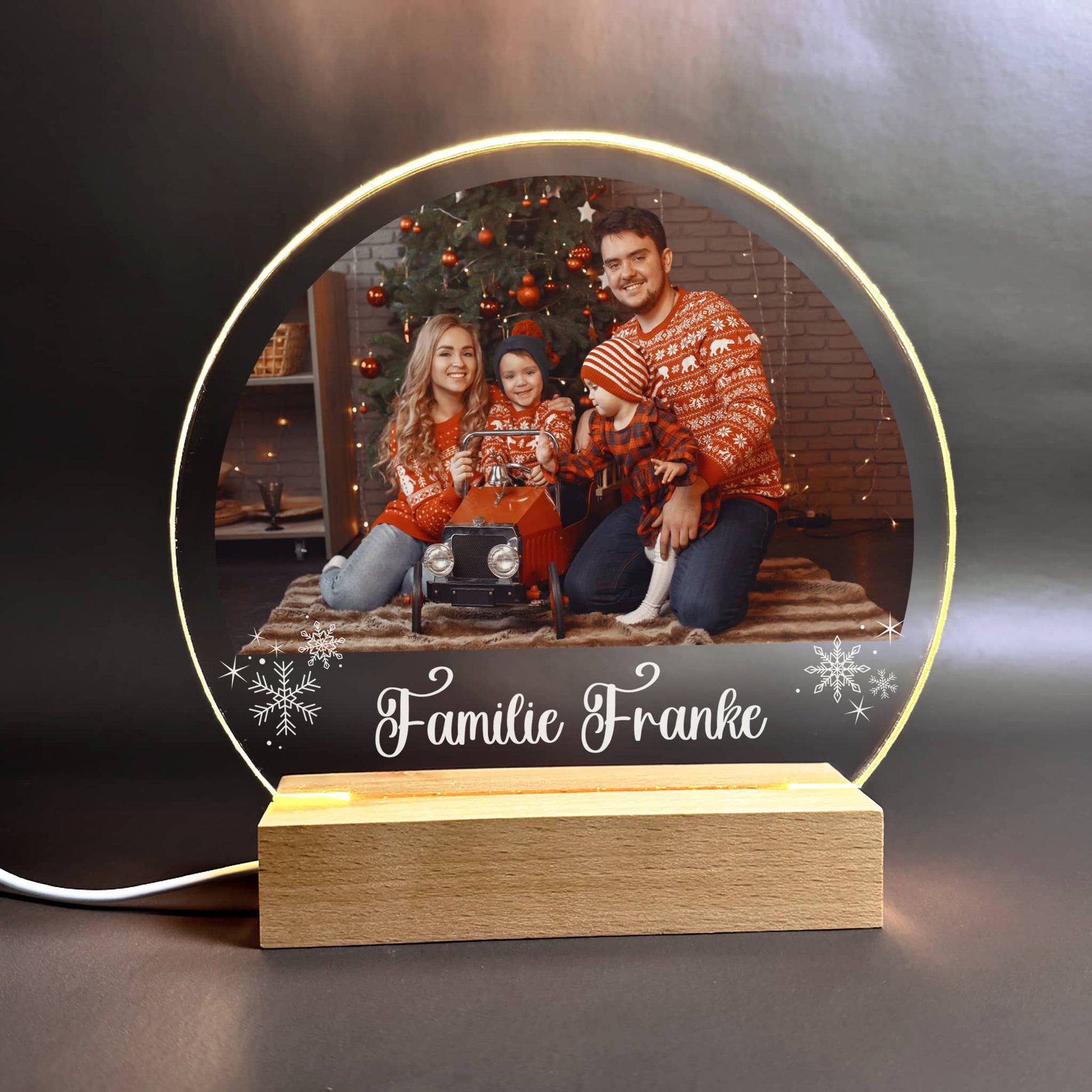 Personalisiertes Fotoacrylglas LED Licht mit Holzsockel und USB-C Kabel