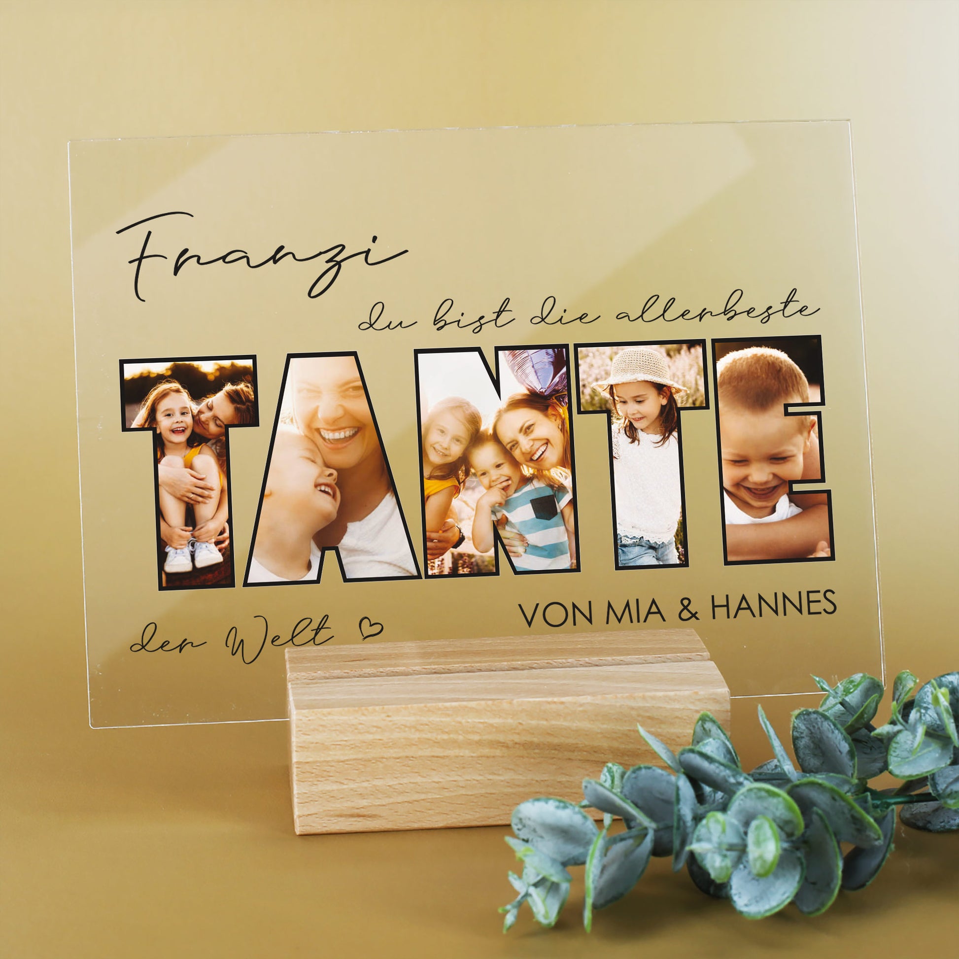 Acrylglasbild mit Fotos und Wunschtext, dekorativ aufgestellt auf goldenem Untergrund