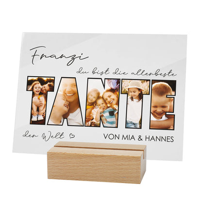 Freigestelltes Acrylbild mit personalisierten Fotos im Schriftzug „TANTE“ und Holzsockel