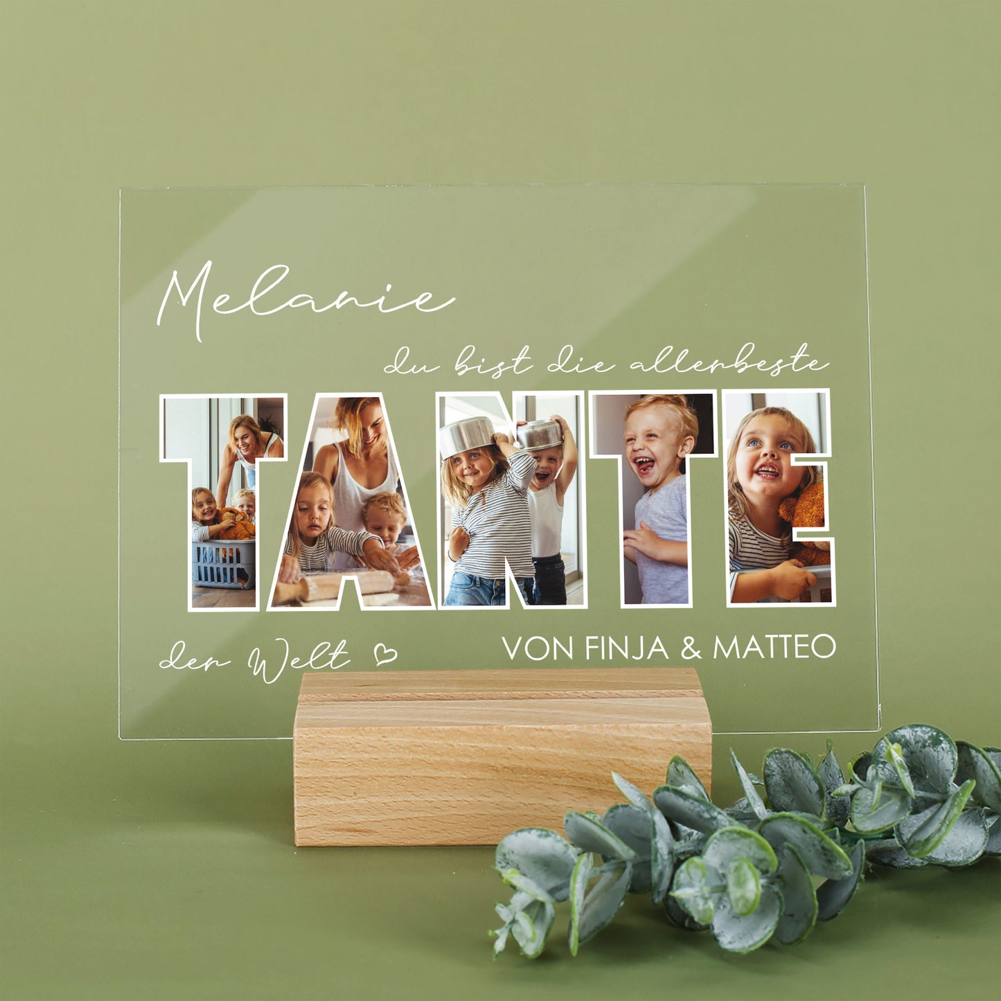 Personalisierbares Acrylbild „TANTE“ mit fünf Fotos und Holzsockel auf grünem Hintergrund