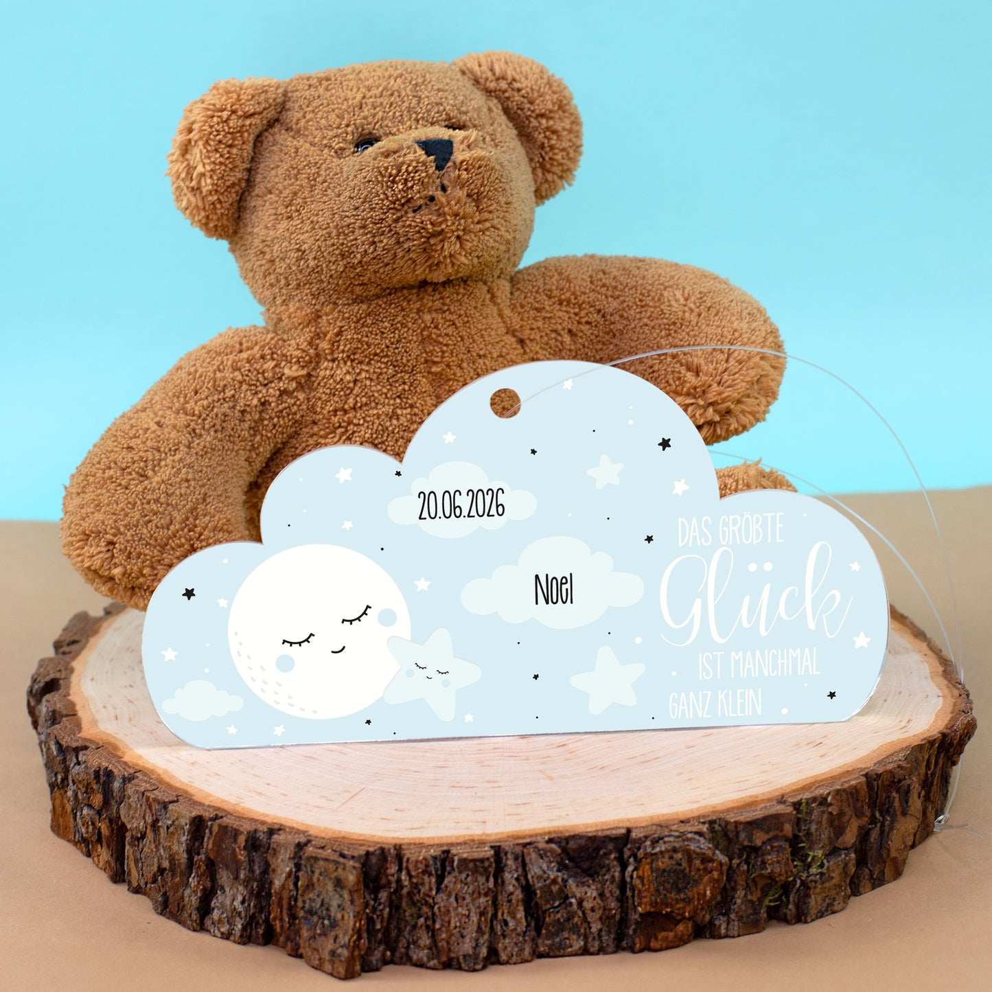 Acryl Wolke zur Geburt eines Jungen mit Name Noel und Datum vor Teddy auf Holzscheibe dekoriert