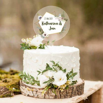 Personalisierter Caketopper Hochzeit aus Acryl mit Namen und Datum auf dekorierter Hochzeitstorte mit Blumen
