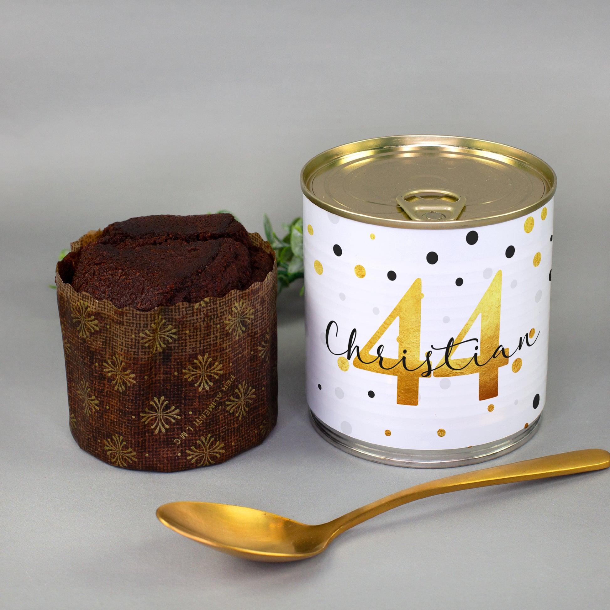 Personalisierter Schoko Brownie Kuchen in der Dose mit Alter 44 und Name Christian neben Brownie