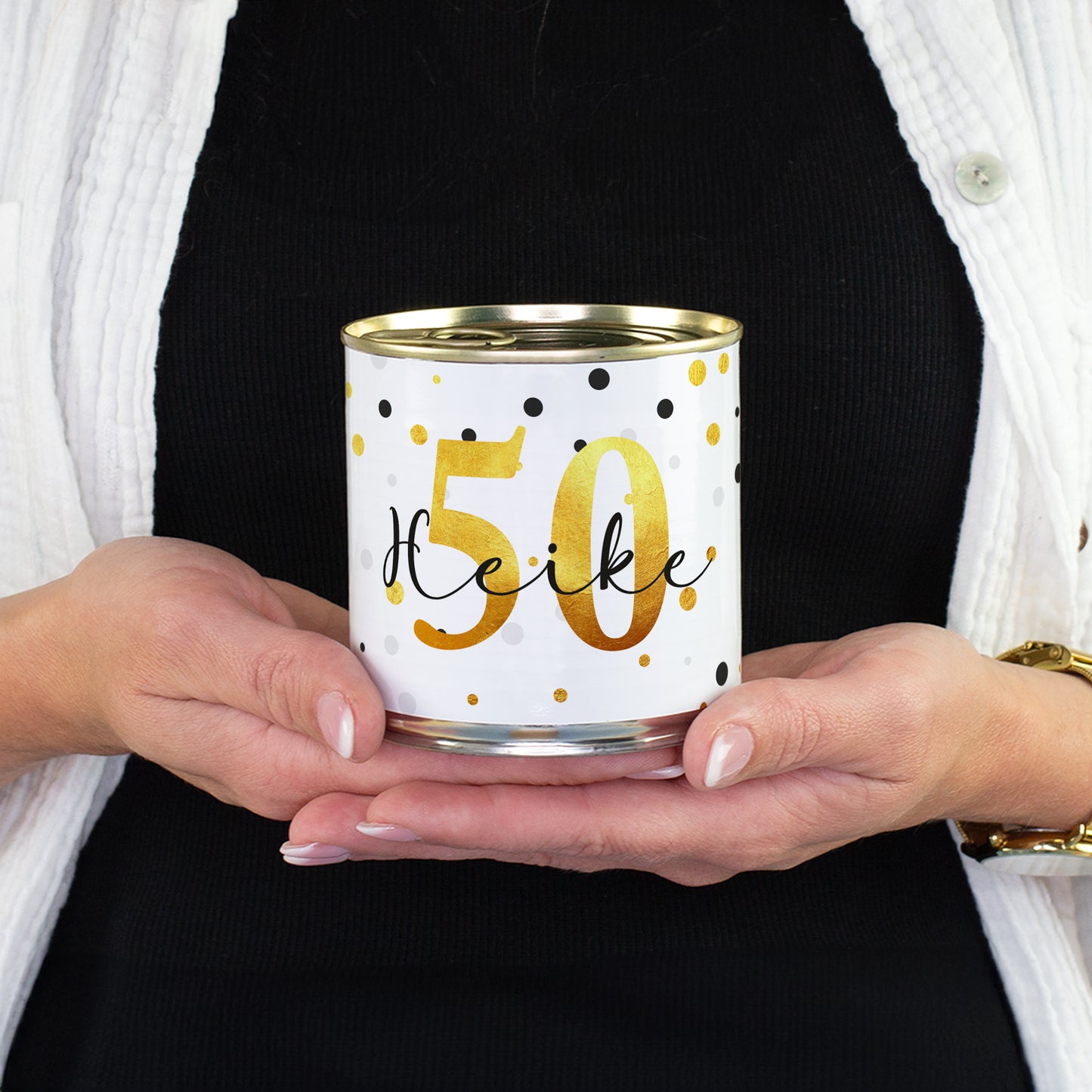 Dosenkuchen zum Geburtstag mit Alter 50 und Name Heike in den Händen gehalten