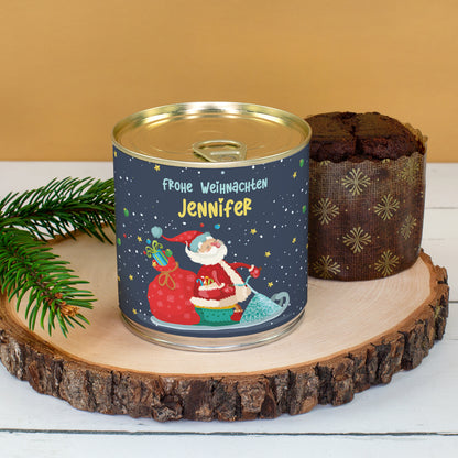 Personalisierter Dosenkuchen zu Weihnachten mit Name Jennifer und Weihnachtsmann-Motiv neben ausgepacktem Brownie auf Holzscheibe