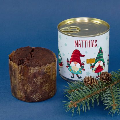 Weihnachtlicher Dosenkuchen mit personalisiertem Namen, Wichtelmotiv und Brownie neben Tannenzweig und Zapfen