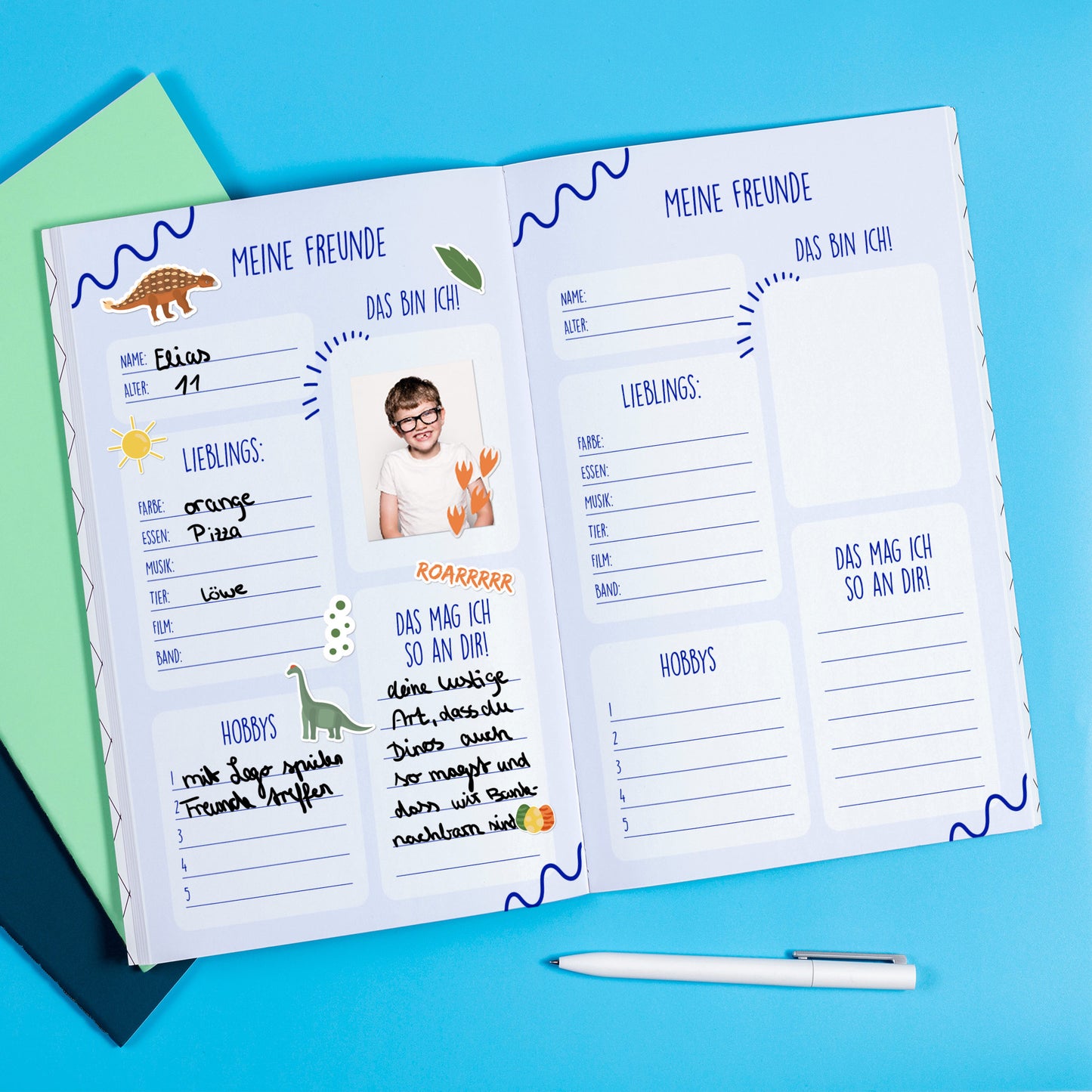 Freundebuch-Seite mit eingeklebtem Fotosticker und Dino-Aufklebern