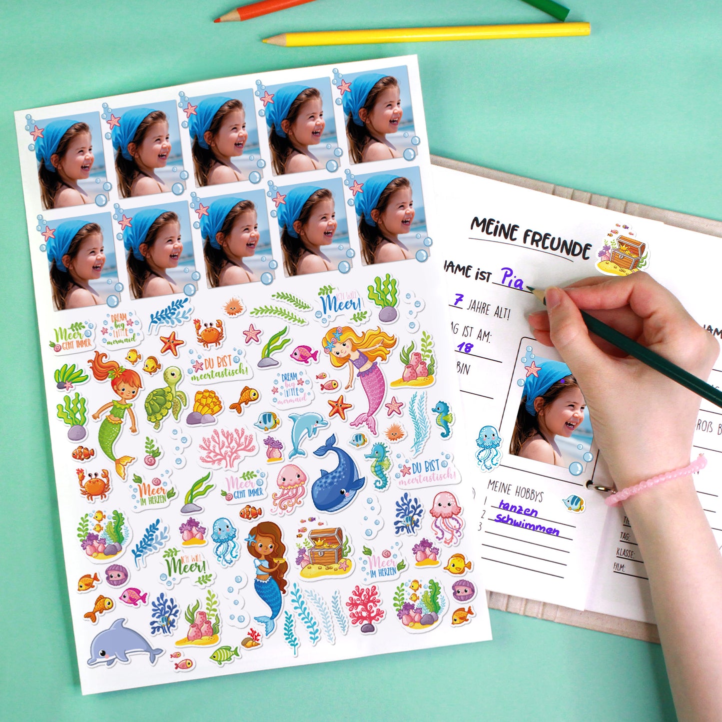 Stickerbogen und ausgefülltes Freundebuch mit Namen und Foto, bunte Meermotive