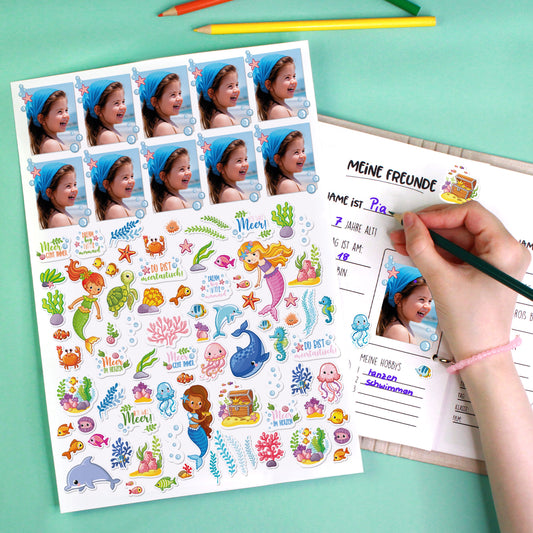 Stickerbogen und ausgefülltes Freundebuch mit Namen und Foto, bunte Meermotive
