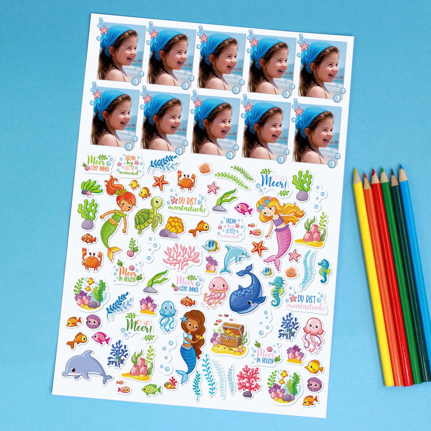 Stickerbogen mit Meermotiven und 10 Fotoaufklebern, Aufsicht auf grünem Untergrund